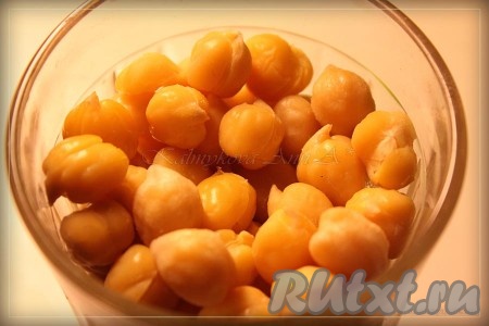 Замачиваем нут на 12 часов в холодной воде. Затем варим по инструкции на упаковке. Варёный нут очищаем от плёночек.