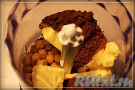 Складываем в чашу блендера нут, сливочное масло комнатной температуры, сахарную пудру, какао, корицу и пробиваем до пюреобразного состояния.