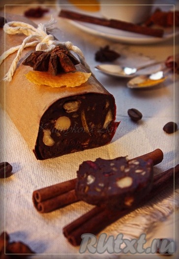 Достаём из пленки/бумаги и нарезаем вкусную шоколадную колбаску на кусочки.