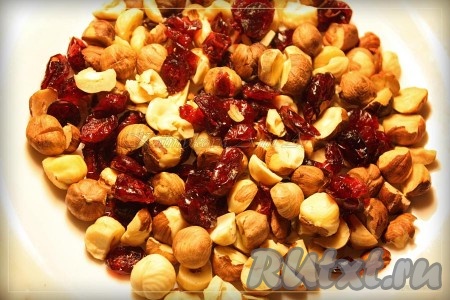 Обжаренные орехи рубим и смешиваем с сушеной клюквой.