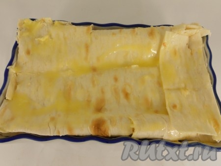 Таким образом выложить весь лаваш и всю сырную массу. У меня получилось 6 слоев. Верхним - должен быть лаваш. Обильно смазать верх растопленным сливочным маслом.