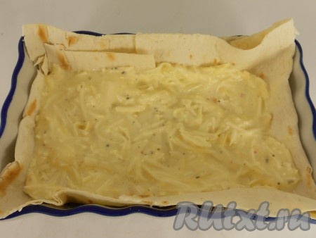 Лаваш порезать на пласты чуть больше размера формы. Выкладывать лаваш в форму, смазанную растительным маслом, слоями, каждый - смазывать щедро сырной массой.
