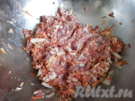 В мясной фарш добавить натертые морковь и сыр, посолить, поперчить, перемешать. Начинка для фарширования перцев готова.