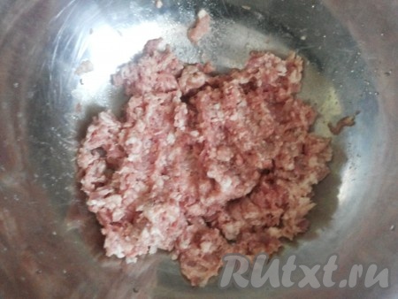 Фарш смешать с нарезанным луком и чесноком.