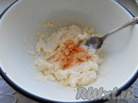 Также добавить измельченный чеснок и взбить все погружным блендером до однородной кремообразной массы. Поперчить.