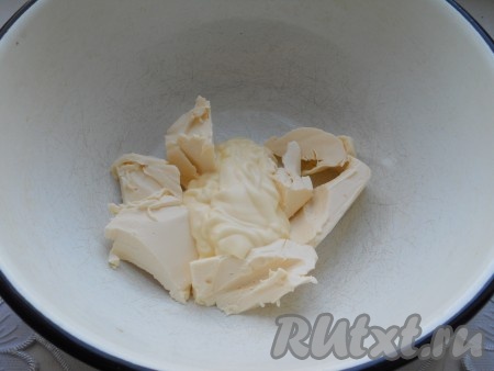 Плавленный сырок размять, добавить майонез.
