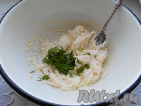 Добавить измельченный укроп. Все хорошенько перемешать.