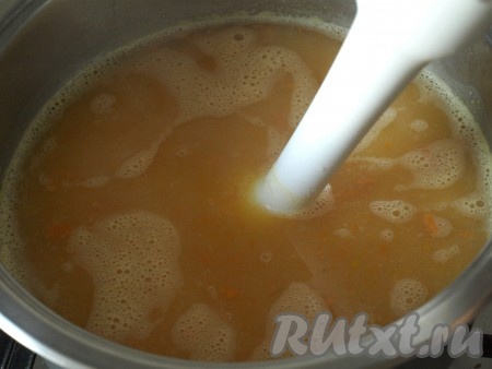 В кастрюлю налить 1,5 литра воды, засыпать овощи и варить их до готовности. Затем добавить плавленные сырки и хорошо размешать. Суп попробовать на вкус, добавить перец и соль. Пюрировать с помощью погружного блендера.