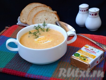 При подаче в тарелку с супом-пюре из плавленных сырков и овощей положить половинку варёного яйца и посыпать зеленью.