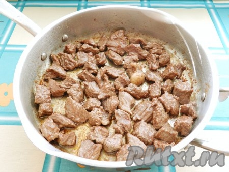 В сковороде разогреть масло и обжарить мясо на сильном огне до светлой корочки.