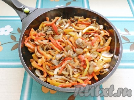 Перец нарезать полосками, добавить к шампиньонам, перемешать и готовить 5-7 минут до мягкости перца.