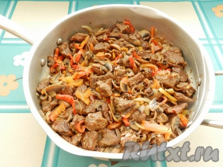 Когда мясо приготовится, соединить его с грибами и перцем.