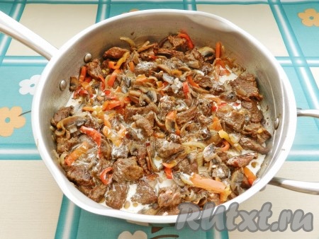 Влить сливки, довести до вкуса солью и перцем. Поставить на небольшой огонь и готовить под крышкой 10 минут.