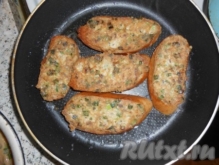 Зажариваем до румяной корочки с двух сторон.

