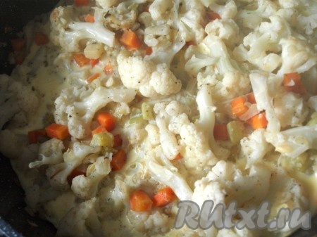 Яйца хорошо взбиваем венчиком, добавляем к ним молоко, соль и ещё раз взбиваем. Заливаем этой смесью овощи, накрываем сковороду крышкой. Уменьшаем огонь и готовим, пока овощи хорошо не схватятся.