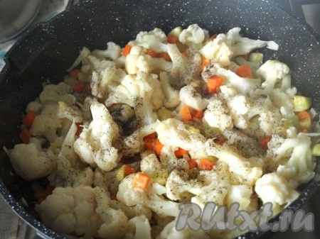 Разбираем цветную капусту на соцветия, заливаем горячей водой и варим 5 минут. Разогреваем на сковороде сливочное и подсолнечное масло, выкладываем кабачки, морковь и лук, обжариваем, периодически помешивая, несколько минут. Отваренную цветную капусту выкладываем на дуршлаг, чтобы убрать лишнюю воду. Затем добавляем её на сковороду к овощам, солим, перчим и обжариваем ещё несколько минут, не забывая периодически помешивать.