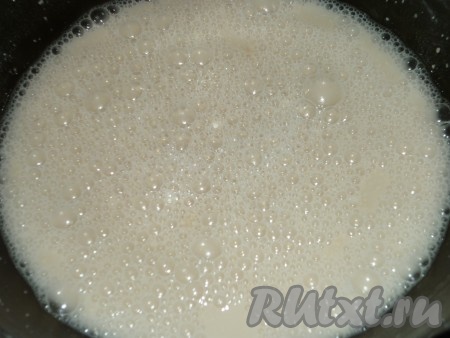 В теплую воду добавляем дрожжи, 1 столовую ложку муки, щепотку сахара, перемешиваем и оставляем нашу опару на 10-15 минут, до появления «шапочки».
