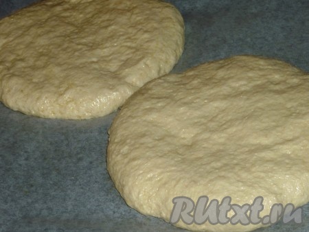 Слегка вымешиваем подошедшее тесто, делим его на 2 равные части и формируем лепешки. Выкладываем на противень, застеленный пекарской бумагой, даём тесту ещё раз подняться, затем посыпаем кунжутом и ставим в разогретую духовку на 30 минут при температуре 180 градусов.
