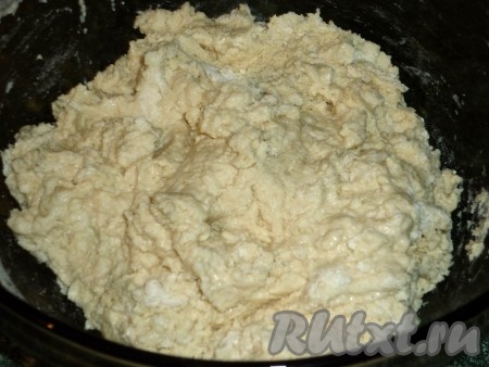 Замешиваем тесто. Оно должно получиться мягким, эластичным и не липнуть к рукам.
