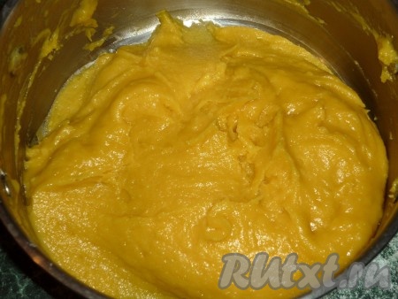 Тщательно вымешиваем тесто. Оно должно стать эластичным.
