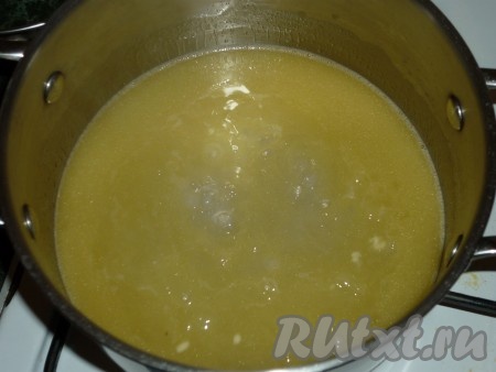 В кипящую воду добавляем сливочное масло, соль и сахар.
