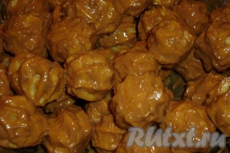 Для приготовления крема взбиваем вареную сгущёнку со сливочным маслом в однородную, пышную массу. Остывшие эклеры перемешиваем с кремом и выкладываем в форму для пасхи.
