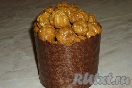 Ставим кулич из эклеров минут на 15 в холодильник.
