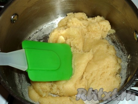 Когда масло растворится, добавляем муку и, непрерывно помешивая, варим 3-4 минуты.
