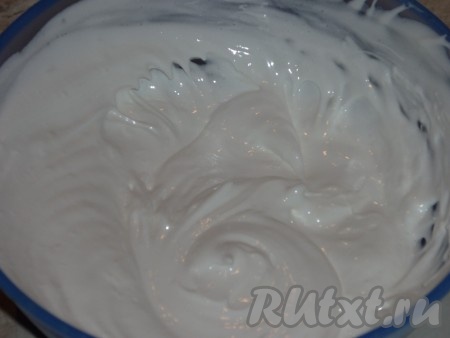 Для приготовления глазури взбиваем яичный белок с сахарной пудрой и солью до стойких пиков.
