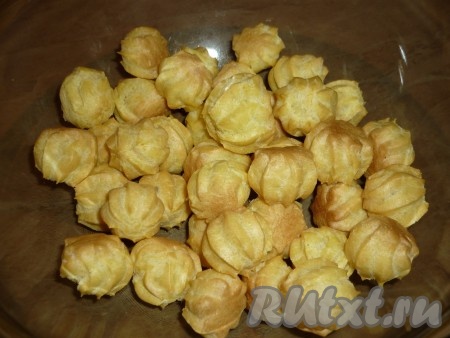 Приготовленные эклеры достаём и даём остыть.
