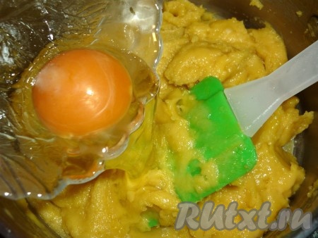 Снимаем тесто с огня, немного остужаем и вводим в него по одному яйца.&nbsp;
