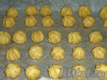 Ставим противень в разогретую до 180 градусов духовку на 20-25 минут (дверцу духовки, пока пекутся эклеры, не открываем).
