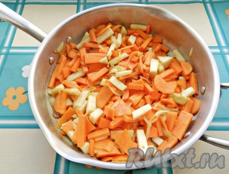 Добавить тыкву и сельдерей, обжарить овощи вместе около 5 минут, иногда перемешивая.