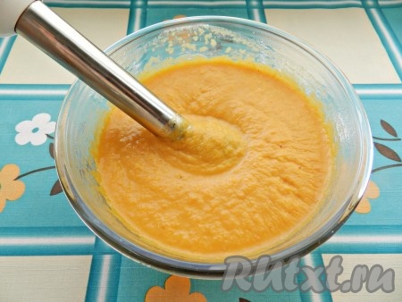 Затем перелить суп в удобную посуду и пюрировать блендером.