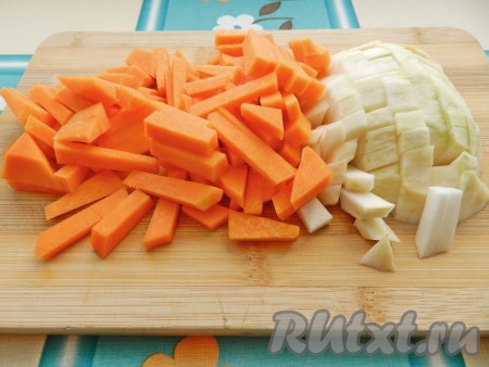 500 грамм тыквы, очищенной от кожуры, волокон и семян, а также 200 грамм очищенного корня сельдерея нарезать на брусочки.