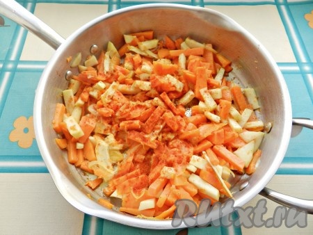 Затем выложить имбирь, нарезанный на пластины, приправить паприкой (или своими любимыми специями).