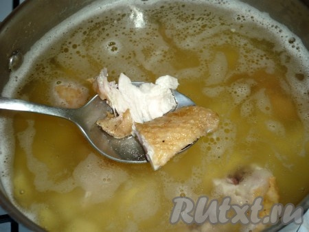 Порезанные мясные копчёности выкладываем в кастрюлю с горохом, усиливаем огонь и доводим суп до кипения. Затем огонь уменьшаем, добавляем картофель и варим минут 15. 
