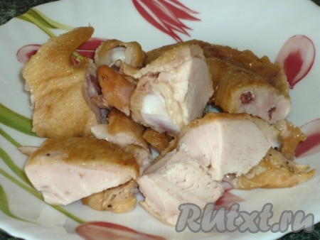 Мясные копчёности нарезаем небольшими кусочками.
