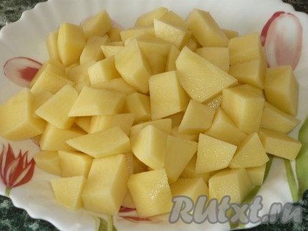 Очищенную картошку режем небольшими кубиками.
