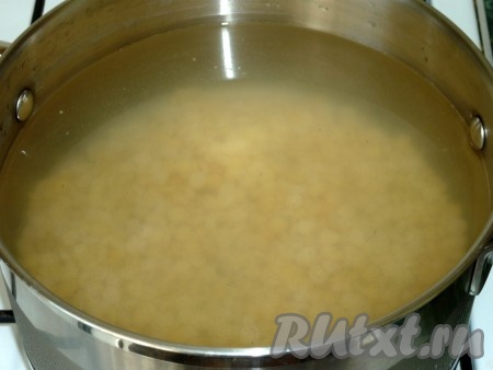 По истечении времени снова промываем горох, высыпаем его в кастрюлю, заливаем 2-2,5 литрами воды и ставим на медленный огонь. Варим 1-1,5 часа (до мягкости гороха).
