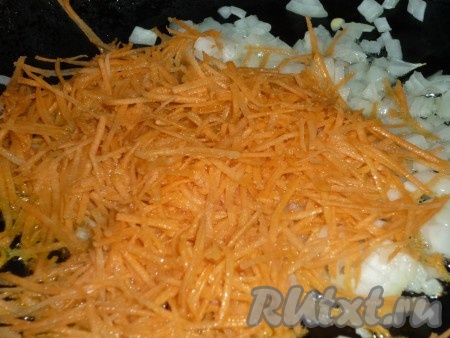 На разогретом растительном масле обжариваем мелко порезанный лук и натёртую морковь.
