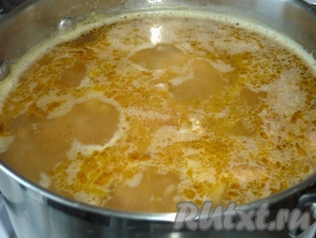 В гороховый суп с копченым мясом добавляем обжаренные лук и морковь, соль, перец, хорошо перемешиваем и варим на небольшом огне в течение 7-10 минут. Затем добавляем порезанную зелень и готовим ещё минуты 2.
