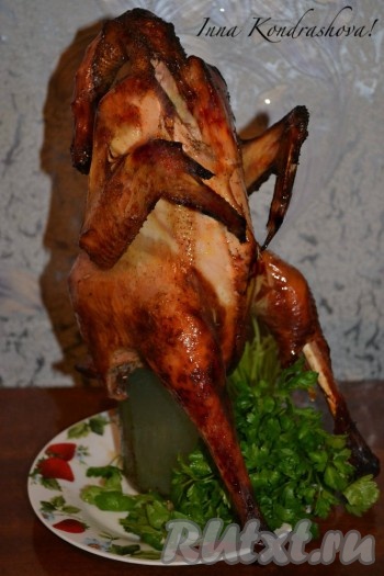 Курица в духовке на бутылке