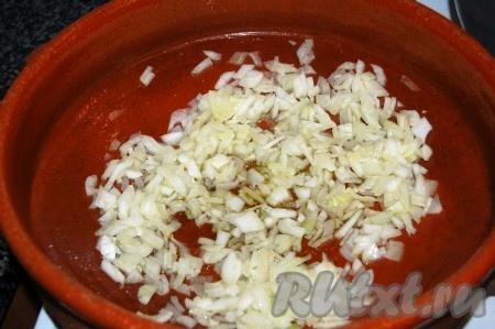Лук очистить, мелко нарезать. На сковороду налить оливковое (или подсолнечное) масло, выложить нарезанный лук и обжарить его до прозрачности (в течение 3-4 минут), иногда помешивая, на среднем огне.