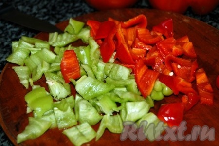Из болгарских перцев (у меня перцы красного и зелёного цветов) удалить семена и плодоножки, промыть водой. Нарезать перцы на небольшие кусочки.