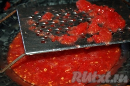 Натереть помидоры на тёрке так, чтобы шкурка осталась в руке.