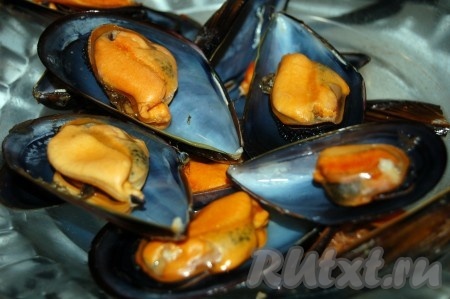 Мидии опустить в кипящую воду, дать воде закипеть, варить их в течение 15 минут на небольшом огне, затем достать и открыть створки.