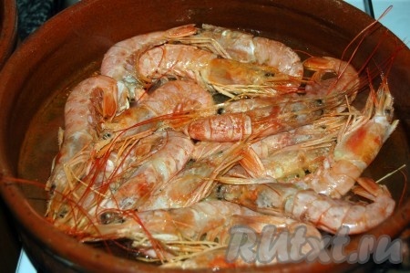 Креветки обжарить на отдельной сковороде на масле в течение 5-7, иногда перемешивая.