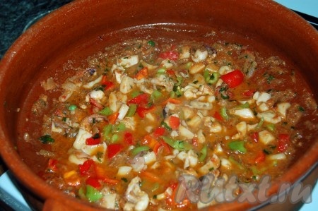 Затем в сковороду отправляем болгарские перцы и тушим ещё 7 минут, периодически перемешивая.