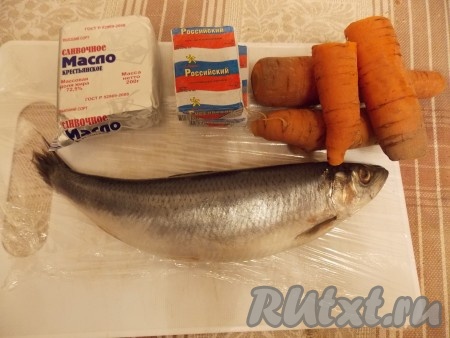 Ингредиенты для приготовления икры из селёдки с морковью и плавленным сыром.